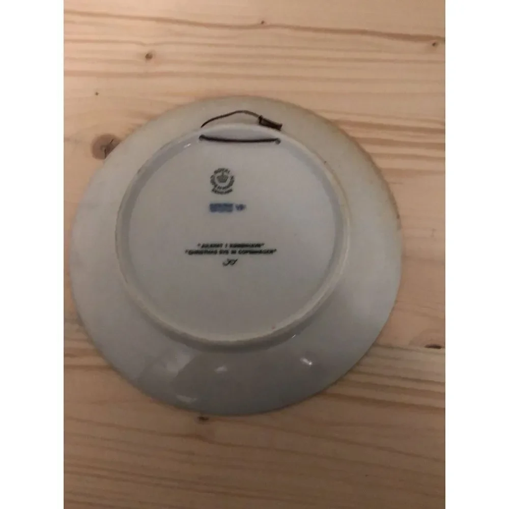 Royal Copenhagen Christmas plate, 1988 Christmas Eve in Copenhagen‎ EUC - Picture 2 of 2